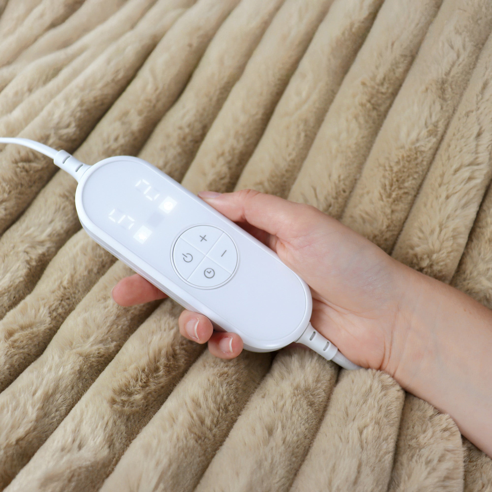 Igenix Luxury Heated Throw 160 x 130 cm – 9 Heat Settings, 9-Hour Timer, Overheat Protection, Machine Washable, Detachable Controller, Elastic Straps (Beige)