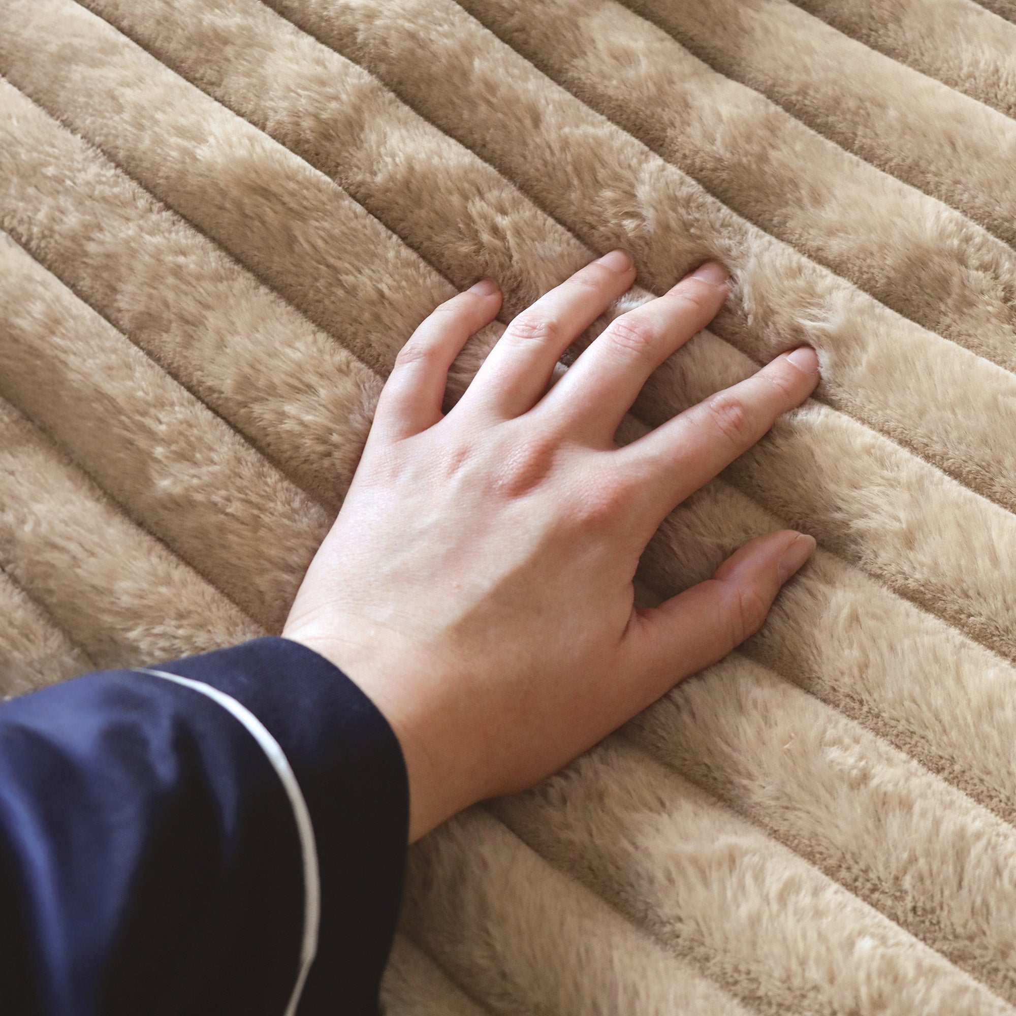 Igenix Luxury Heated Throw 160 x 130 cm – 9 Heat Settings, 9-Hour Timer, Overheat Protection, Machine Washable, Detachable Controller, Elastic Straps (Beige)