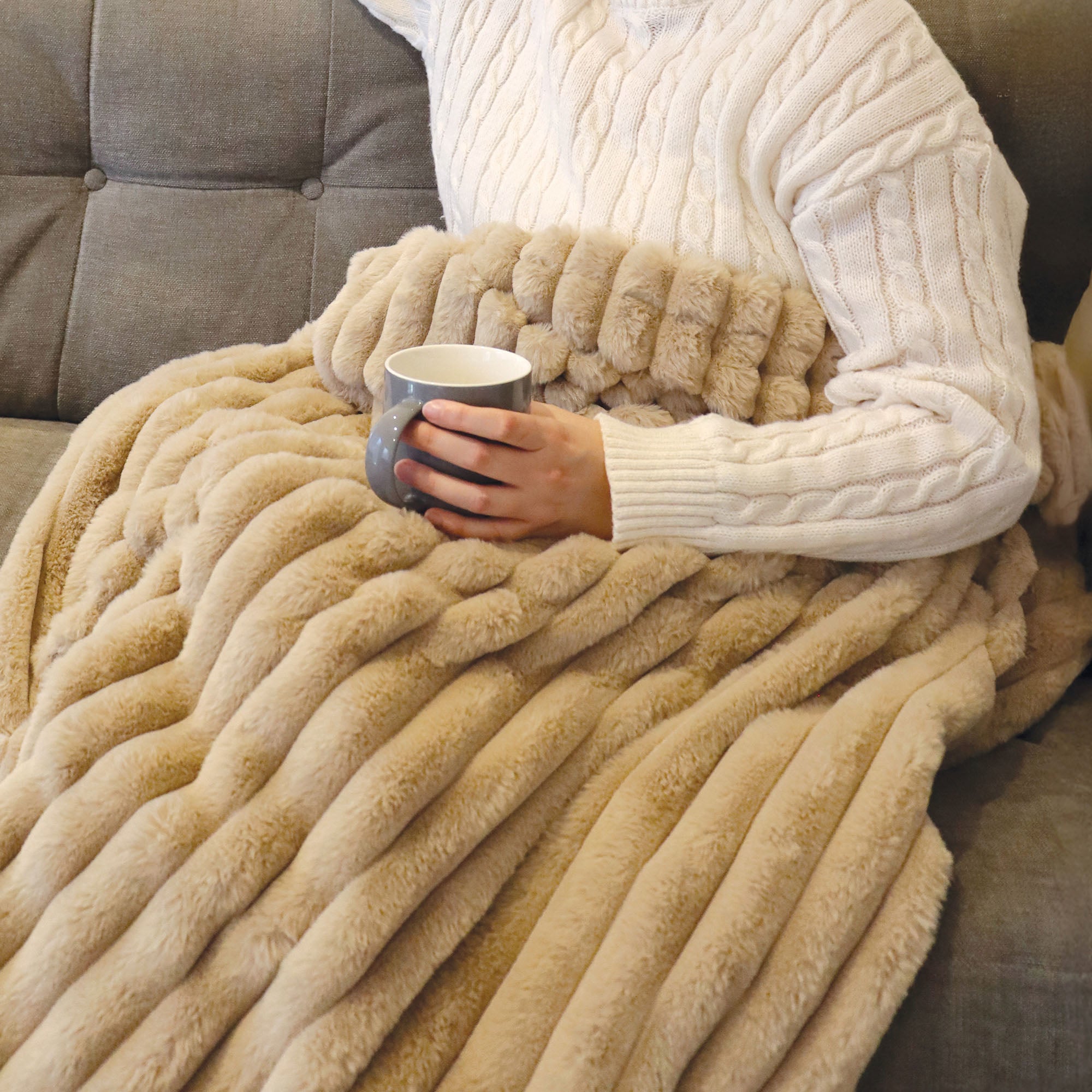 Igenix Luxury Heated Throw 160 x 130 cm – 9 Heat Settings, 9-Hour Timer, Overheat Protection, Machine Washable, Detachable Controller, Elastic Straps (Beige)